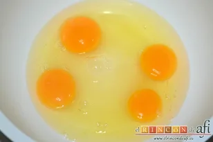 Bizcocho de naranja y aceite de oliva, poner en un bol los huevos y el azúcar