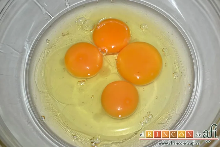 Frittata rognosa piemontese, poner los huevos en un bol