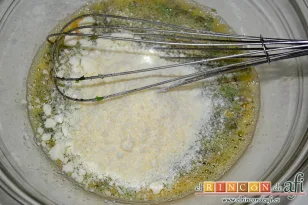 Frittata rognosa piemontese, salpimentar y añadir el queso parmesano rallado