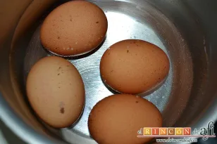 Huevos rellenos gratinados con salsa aurora, sancochar los huevos