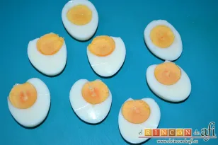 Huevos rellenos gratinados con salsa aurora, cortar los huevos por la mitad