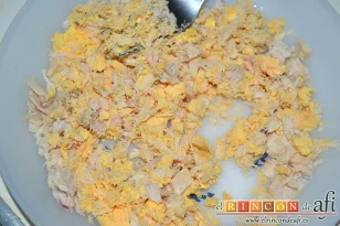 Huevos rellenos gratinados con salsa aurora, machacar con el atún las otras tres yemas
