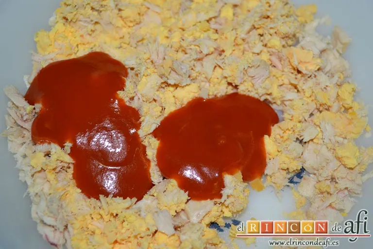 Huevos rellenos gratinados con salsa aurora, añadir dos cucharadas de tomate frito
