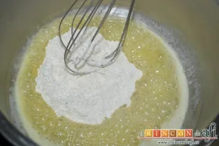 Huevos rellenos gratinados con salsa aurora, hacer la bechamel derritiendo la mantequilla y añade la harina