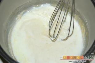 Huevos rellenos gratinados con salsa aurora, añadir la leche y remover