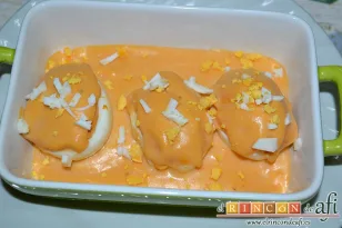 Huevos rellenos gratinados con salsa aurora, sugerencia de presentación