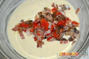 Quiche con setas variadas, bacon, pimientos, espárragos y tomates cherry, añadir el sofrito escurrido