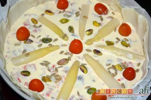 Quiche con setas variadas, bacon, pimientos, espárragos y tomates cherry, decorar con pistachos y semillas de girasol