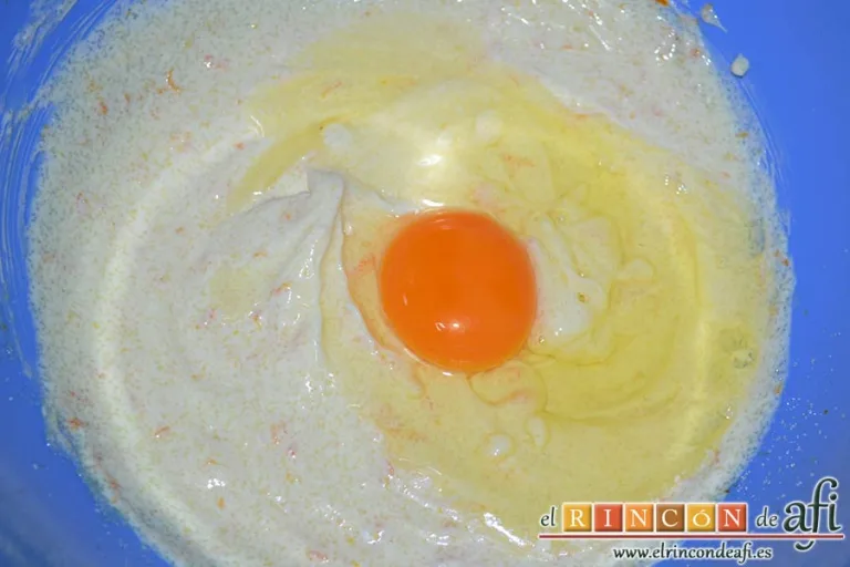 Rosquillas de naranja y queso, incorporar el huevo y la sal