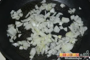 Salchichas con pimientos, poner en el mismo aceite la cebolla troceada