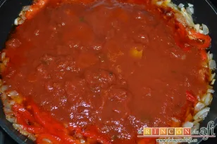 Salchichas con pimientos, añadir el tomate triturado