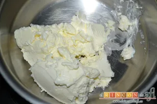 Tarta de queso con galletas Oreo, calentar 100 gramos de nata