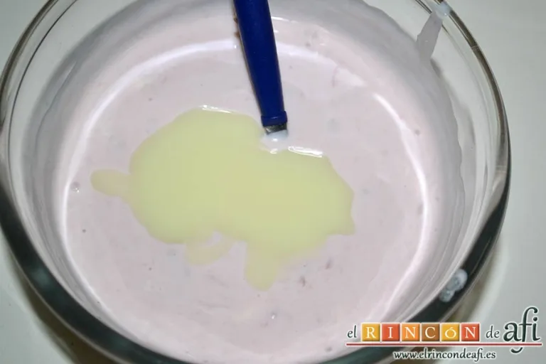 Copa de queso, yogur y fresas, verter la leche condensada