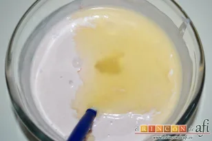 Copa de queso, yogur y fresas, agregar el zumo de limón