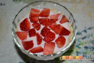 Copa de queso, yogur y fresas, poner un poco más de crema y decorar con fruta troceada