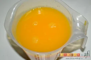 Flan de naranja sin huevos ni horno, exprimir y colar las naranjas