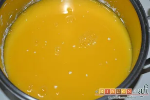 Flan de naranja sin huevos ni horno, añadir el zumo