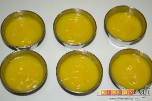 Flan de naranja sin huevos ni horno, repartir en los recipientes
