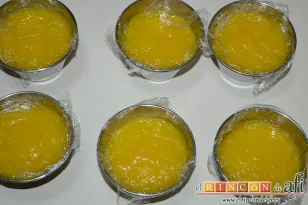 Flan de naranja sin huevos ni horno, cubrir con film y refrigerar hasta la hora de servir