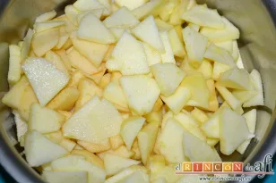Tarta de manzana y leche condensada, trocear y ponerlas en un cazo