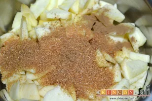 Tarta de manzana y leche condensada, añadir dos cucharadas de azúcar moreno y la cucharadita de canela molida