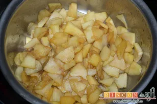 Tarta de manzana y leche condensada, dejarla al fuego hasta que ablande