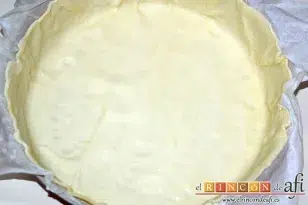 Tarta de manzana y leche condensada, desplegar la masa sobre el molde