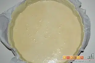 Tarta de manzana y leche condensada, batir un poco más y volcar sobre el molde