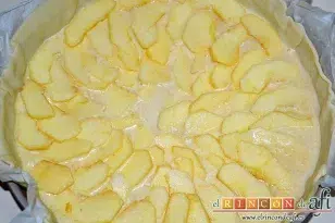 Tarta de manzana y leche condensada, pelar, decorazonar y laminar las otras manzanas y disponerlas sobre la tarta