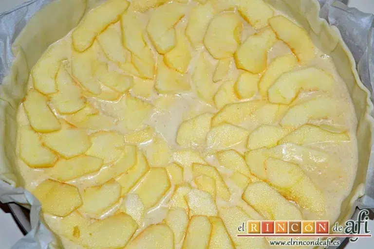 Tarta de manzana y leche condensada, pelar, decorazonar y laminar las otras manzanas y disponerlas sobre la tarta