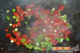 Arroz frito chino estilo chaufa, retirar las carnes y añadir las verduras
