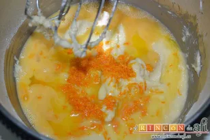 Galletas de naranja, batir el huevo y añadir junto a la ralladura de naranja y las cucharadas de zumo
