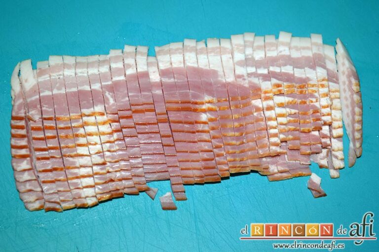 Macarrones con bacon tostado y salsa aurora, cortear el bacon en tiras