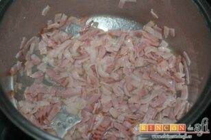 Macarrones con bacon tostado y salsa aurora, dejar que se haga con su grasa