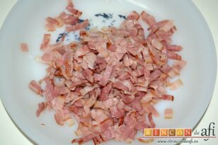 Macarrones con bacon tostado y salsa aurora, reservarlo en un plato