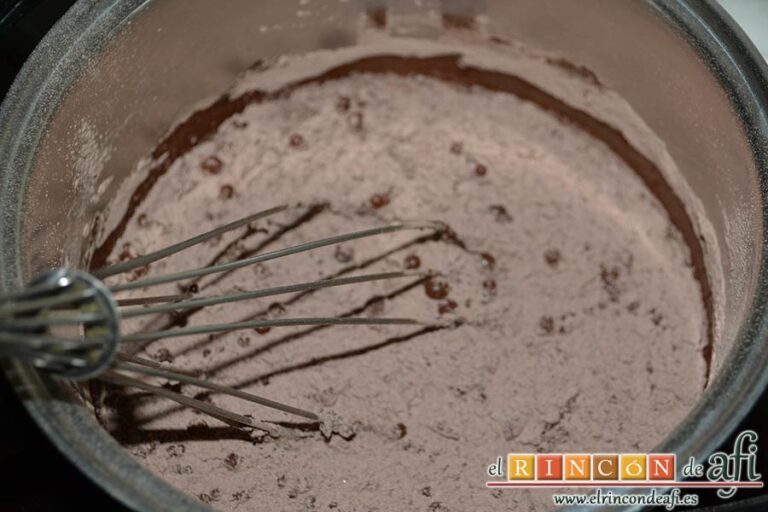 Puding de chocolate, calentar al fuego el chocolate a la taza