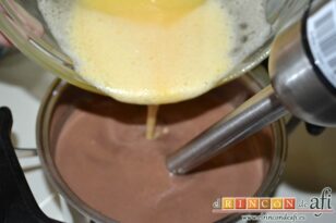 Puding de chocolate, triturar la mezcla de chocolate y volcar la de los huecos y seguir triturando