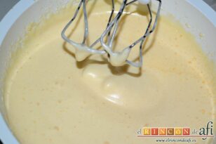 Tarta de yogur griego y queso con cobertura de mermelada de membrillo, añadir el azúcar y seguir batiendo