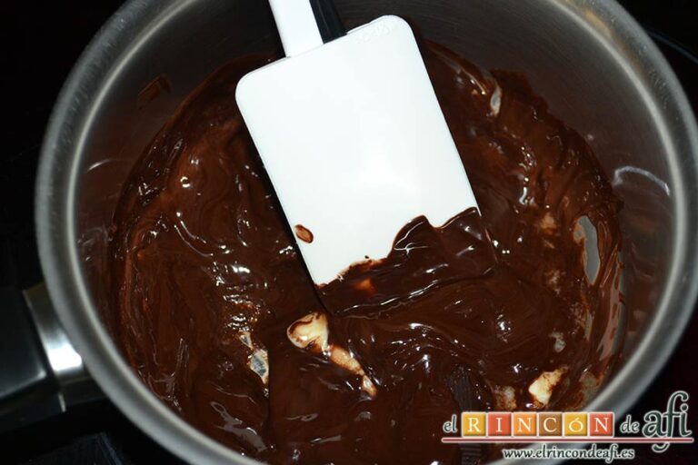 Minimuffins rellenos con chocolate fundido, poner al fuego chocolate negro con mantequilla y derretir