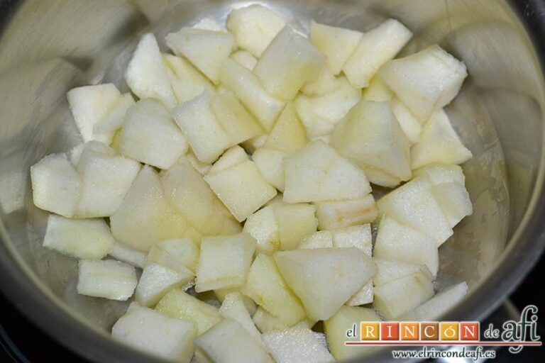 Pera caramelizada con sobaos pasiegos, yogur griego y miel, ponerla en un cazo