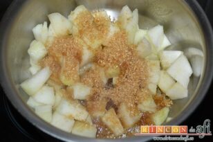 Pera caramelizada con sobaos pasiegos, yogur griego y miel, añadir el azúcar moreno