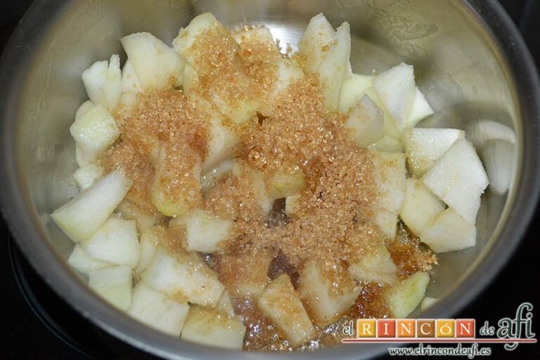 Pera caramelizada con sobaos pasiegos, yogur griego y miel, añadir el azúcar moreno