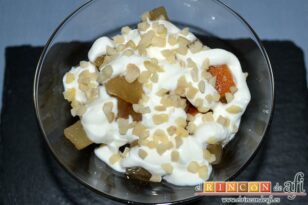 Pera caramelizada con sobaos pasiegos, yogur griego y miel, decorar con las almendras