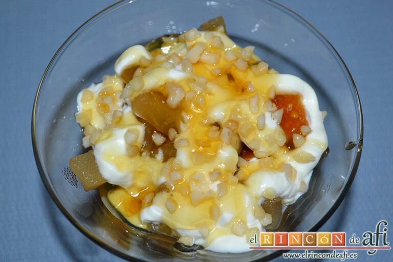 Pera caramelizada con sobaos pasiegos, yogur griego y miel, sugerencia de presentación