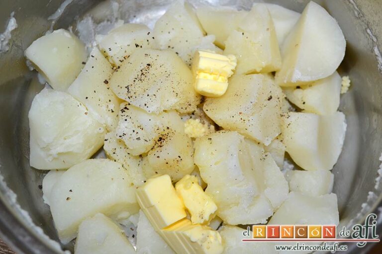 Aligot o puré de papas con queso francés, añadir pimientas recién molidas, el diente de ajo prensado y la mantequilla