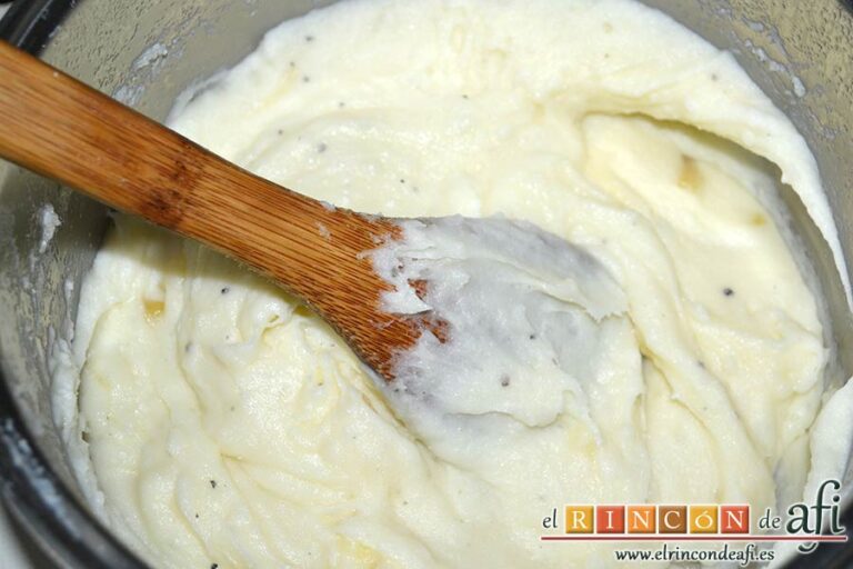 Aligot o puré de papas con queso francés, seguir hasta obtener mezcla homogénea