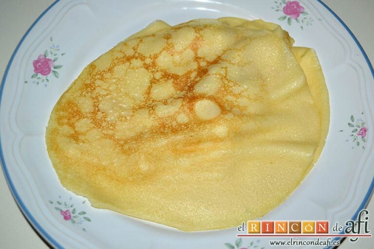 Canelones con masa de crepes rellenos de pollo y setas, apilarlos en un plato