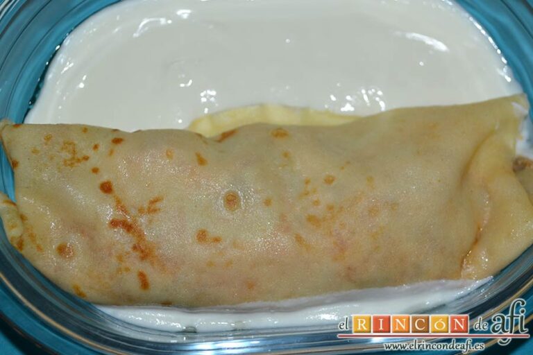 Canelones con masa de crepes rellenos de pollo y setas, colocar encima un crepe