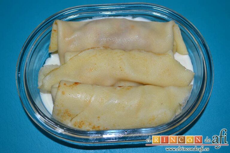 Canelones con masa de crepes rellenos de pollo y setas, colocarlos todos