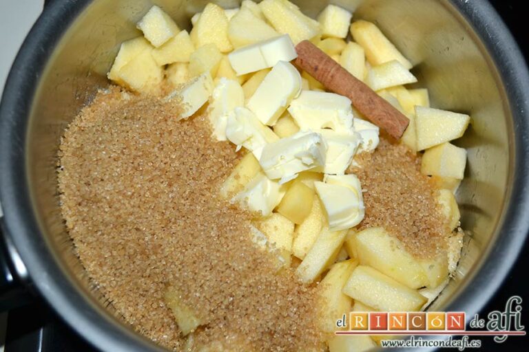 Empanadillas de hojaldre rellenas de manzana, añadir azúcar moreno, la mantequilla y el palito de canela dejándolo a fuego moderado